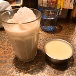 タイニーカフェ - アイスチャイ、プリン