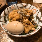 タイニーカフェ - 納豆丼のあたまのせ冷奴　煮卵付き