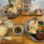 めしくうところ ふく - テーブルいっぱいの、2人前のふく定食(°▽°)