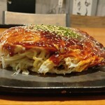 はまちゃん - お好み焼き 肉玉いか天そば (税込)950円 ※正面から (2025.09.02)