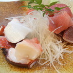 浜作 - オツマミ2品目は「マグロぶつとタコぶつの盛り合わせ」650円！