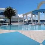 ザ テラス - 建物は青と白