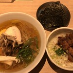 麺屋一燈 - キノコと清湯+ローストポークガーリックめし+海苔