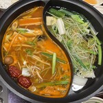 しゃぶ葉 - 料理写真:鍋に野菜を入れ準備OK
