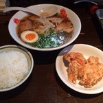 圄武 - 4番の定食 +煮卵・ご飯・から揚げで1000円