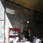 Osteria Il Grattacielo - 外のテーブルは道に沿って傾斜している