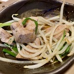 鮮度の極み 魚もつ 川崎居酒屋 - お通しのレバニラ