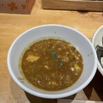 銀座 朧月 - つけ汁(この中にメンマやトマト、チャーシューが沈んでいます)