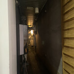 銀座 朧月 - ここを進みます、、この通路、暑いし足元凸凹です。気をつけて。