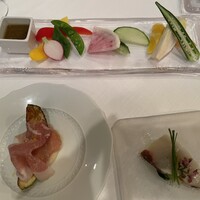 サーラ アマービレ - 前菜:季節野菜のバーニャカウダ、本日のカルパッチョ、生ハムと丸ズッキーニ。どの野菜も家で食べてるのとは一味違う