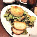 スペインバルジローナ 虎ノ門ヒルズ店 - 焼きカマンベールチーズのサラダ