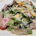 プティオザミ - ボリューム満点、メインのローストビーフオンサラダ