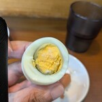 純とんこつ無双 - 余りにお腹が空いていたので、ラーメン待てずに茹で卵を⋯がぶり