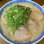 純とんこつ無双 - やっと大盛ラーメンネギ多めが到着❗️