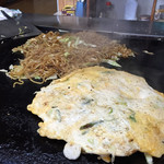 ひろみ屋菓子店 - 調理中のお好み焼きと焼きそば