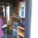 豚星。 - 券売機はこの給水器の奥