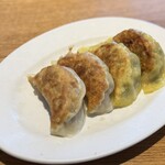 炭焼治郎 - 治郎餃子２個250円　韮餃子２個250円