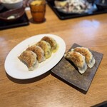 炭焼治郎 - 治郎餃子２個250円　韮餃子２個250円
　　　　　　　　　　　紫蘇餃子２個　250時