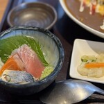 炭焼治郎 - 刺身へ変更した小鉢　漬物