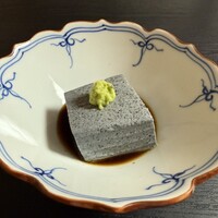 石ばし - お通しとして黒胡麻豆腐