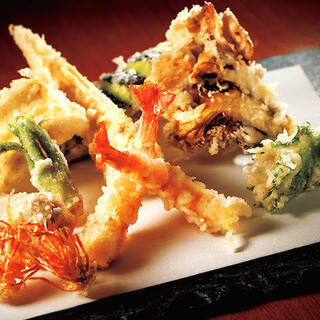 季節の天ぷら！人気の海老はもちろん冬は白子や牡蠣、ウニも