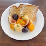2F coffee - 桃といちじくのシフォンケーキ¥800