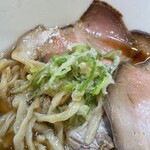 純手打ち だるま - ネギ(チャーシューの下に隠れてた)