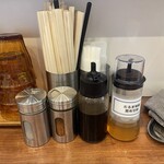 純手打ち だるま - 卓上アイテム(右から２つ目はラーメンダレ、卓上のマストアイテムでは無いと思われます)