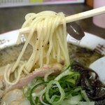 黒とんこつ 白鳳 - 中太のストレート麺
