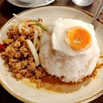 バーン・イサーン - ガイガパオ………そぼろ丼