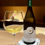 日本料理FUJI - パレード的な盛り上がりを予感したことと、お酒を召し上がるゲストが少なそうだったので、一人なのにボトルをオーダー(^^)
      シャブリですが、ミネラル感よりもシャープな柑橘の酸が印象的で、和にも合います。