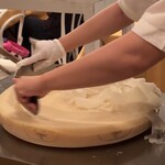 317102914 - ボロネーゼのチーズ削る工程