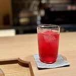 日本料理FUJI - 手作りという紫蘇のシロップを使った紫蘇ソーダ。
      これ、最高♪
      ガブ飲みしたい(^^)