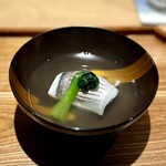 日本料理FUJI - いつもの手火山式で、しっかりめに取った吸い地。
      肉厚でめっちゃ味の乗ったエボ鯛も、唸る美味しさ！