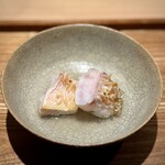 日本料理FUJI - あやうく忘れるところでした、スペシャリテ（笑）
      白甘鯛の松笠焼きは、デリケートな身質に、こちらまで腰砕けになります(^^)
      崩していただけば、繊細な身がお出汁をたっぷり含んで、昇天もの。