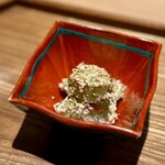 日本料理FUJI - 箸休めの、シャインマスカットの白和え。
      炒っている時から擂りたてまでの、胡麻のこの香りの変化は、本当に癒しですね♪