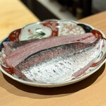 日本料理FUJI - どーん！サバ並みのサイズです。
      切り付けた身を重ねていくと、大袈裟じゃなくバウンドするぐらい跳ねる。
      ものすごい弾力なんです♪