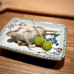 日本料理FUJI - 小鯵の唐揚げ。
      こんなん、無限に食べられます（笑）
      保水が尋常じゃないので、揚げる時に一気に高温になるその水分が、エラなどの硬いところを柔らかくしてくれるそう。
      美味すぎる…(^^)