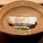 日本料理FUJI - 赤鯥。
      とてもシンプルですが、この辺の赤鯥は脂の強さよりも味がしっかり乗っているのが特徴のようで、脂っぽさが皆無。
      もちろん、調理法にも寄ると思いますが、素晴らしい。