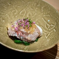 日本料理FUJI - 勝手に「奇跡鯵」と命名したくなりますが、それを酢で和えて爽やかに。
                    これ、食べて「鯵！」と分かる人、意外と少ないかも。そのぐらいの別物です。
                    旨味と弾力のお化け鯵、巡り会えて幸福でした♪