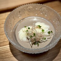 日本料理FUJI - これもスゴイですよ！
                      活鰯の擂り流しで、素麺をいただくんですから(^^)
                      もちろん、臭みなどゼロ。ちょっとした発明です。