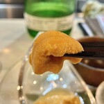 北の味と和み ぽあろ - カムイモシリコース【造り】《本日の生ウニ（産地別食べ比べ）》の利尻産ひと口のアップ…