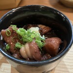 寿司と焼き鳥 大地 - タコの吸盤の煮付け。見た目より薄味に仕上がっていて美味しい