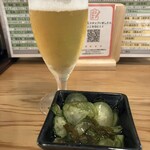 寿司と焼き鳥 大地 - 暑いので先ずビール。お通しは胡瓜ともずくの酢の物。優しい味わいです。