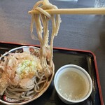 森六 - 越前おろしそば、そばの箸上げ