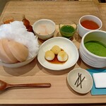 甘味みつや - かき氷桃とみたらし白玉