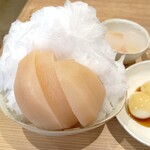 甘味みつや - 桃がたっぷり乗っています