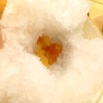 甘味みつや - 氷の中にも桃の果肉