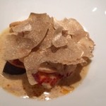 エクアトゥール - オマール海老のロティとセップ茸  秋のトリュフ。
      濃厚テイストのオマールとトリュフとあわさって極上の味わいですた。。