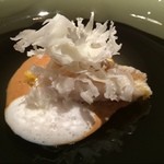 エクアトゥール - 京都産甘鯛の鱗焼き インカのめざめのリゾットと甲殻類のソース カリフラワーのスライスを揚げたもの。
      甘いカリフラワーとしっとり感のある甘鯛が美味！